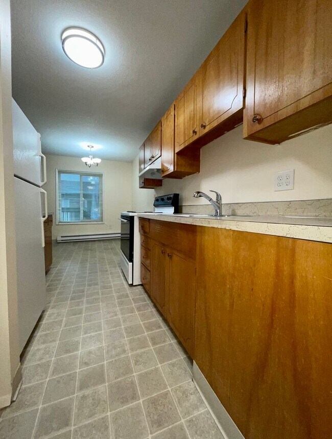 Building Photo - **50% OFF FIRST MONTH'S RENT** Spacious To...