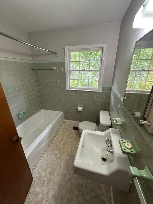 Building Photo - 3 Bedrooms, 1 Bathroom - Lindale House