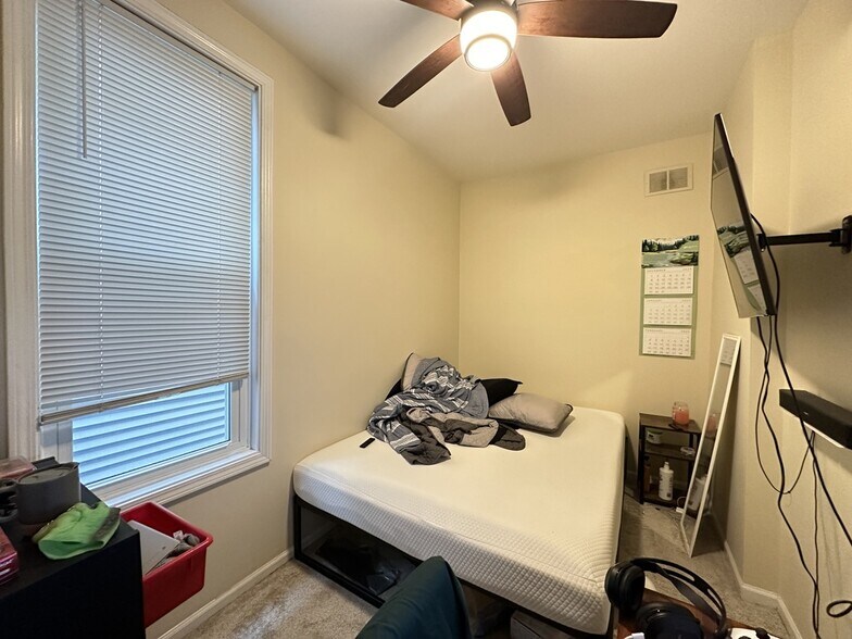 Building Photo - 1738 W Nelson St