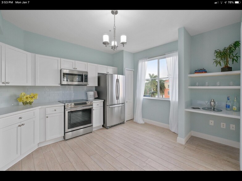 Kitchen with bar area and lots of light - 11041 Legacy Blvd