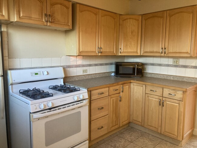 Kitchen with plenty of cabinet space - 90 Clearview Dr