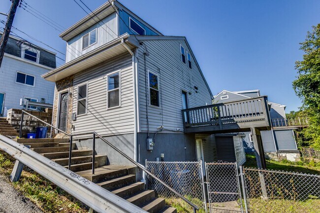 Building Photo - Available MAY 2026 - 2 Bedroom, 2 Bath Home w/ CRAZY City Views!