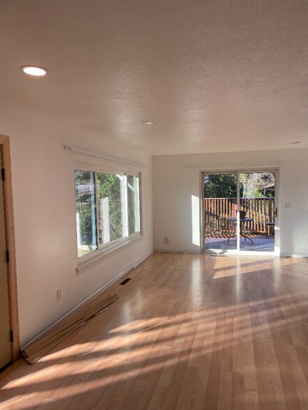 Building Photo - 129 126th St E