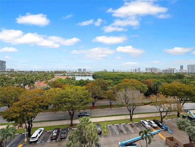 Building Photo - 3301 N Country Club Dr