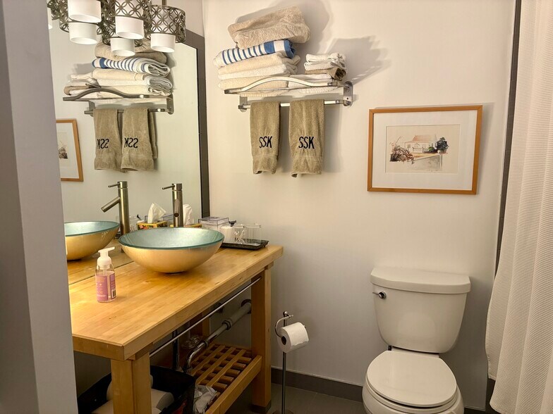 Building Photo - 70 W Huron St