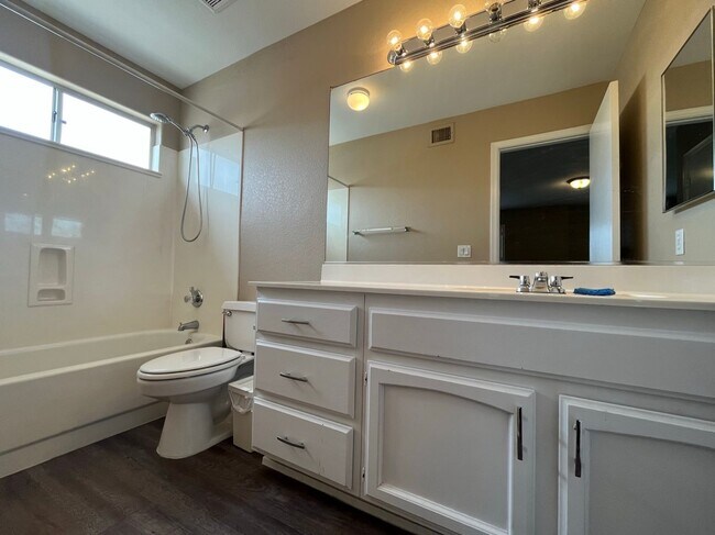 Building Photo - 4 Bedroom Home Near N McQueen Rd and E Cha...