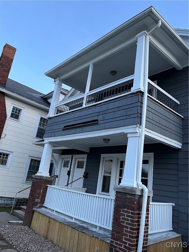 Building Photo - 2018 James St