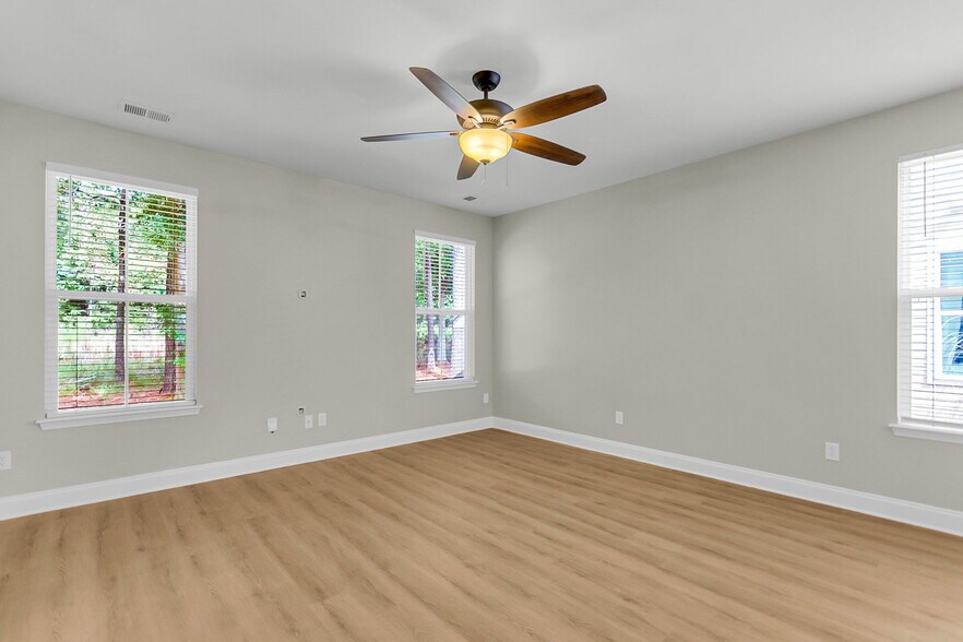 Building Photo - 229 Larissa Dr
