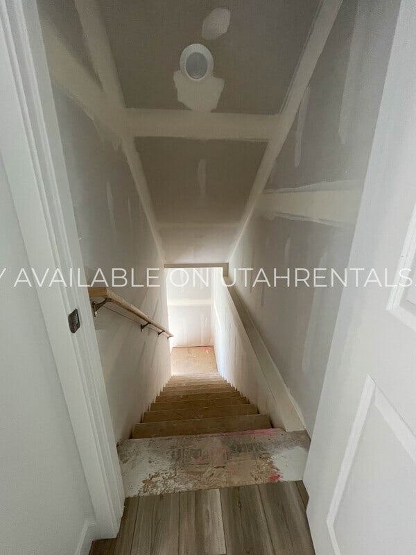 Building Photo - 1605 W Charmer Ln
