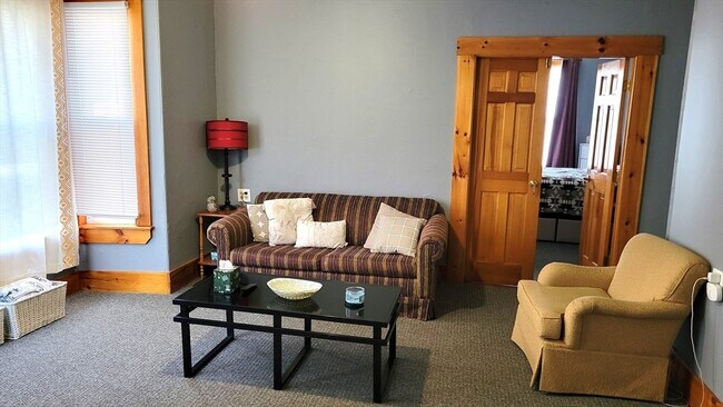 Building Photo - 7 Pearl St