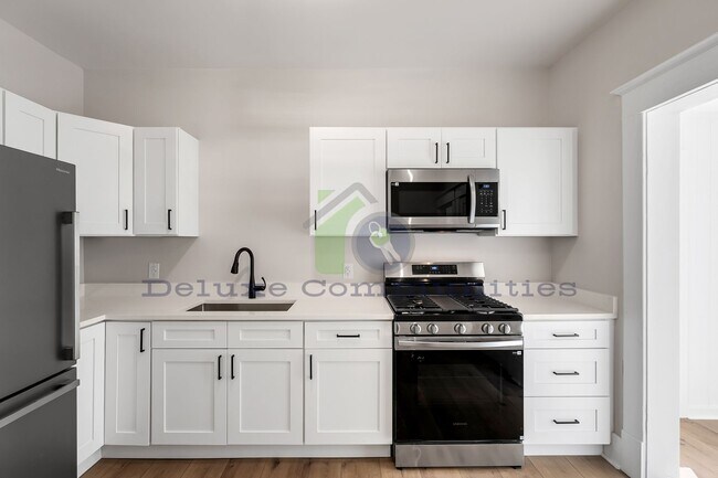 Building Photo - 606 Lafayette Ave NE