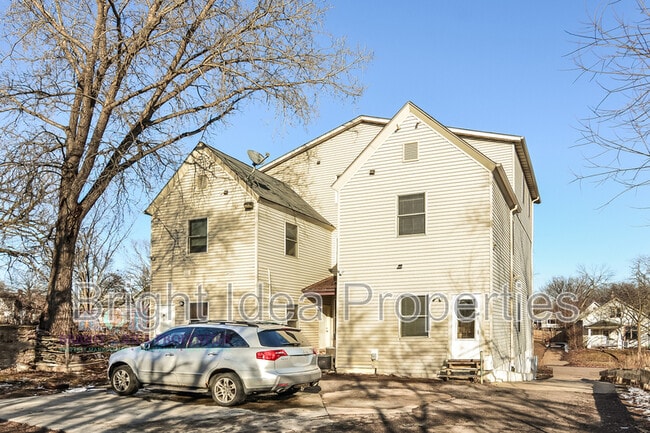 Building Photo - 863 Clark St N