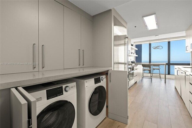 Building Photo - 1581 Brickell Ave