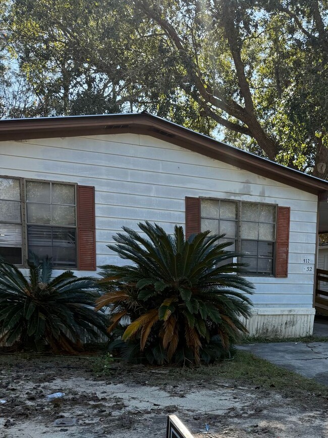 Primary Photo - 2 Bedroom 2 Bath Home w/ screened porch in...