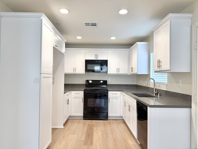 Building Photo - 2277 Chestnut St