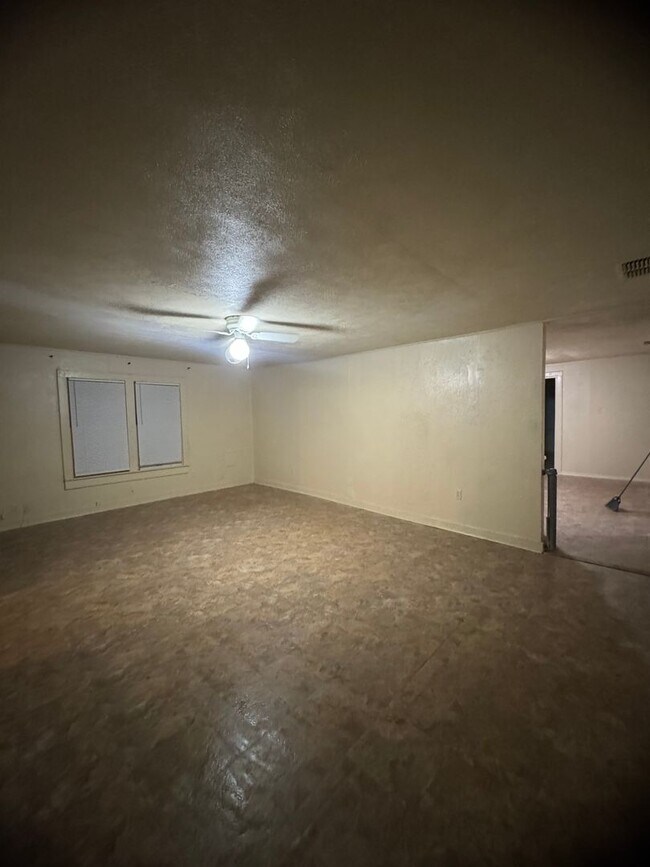 Building Photo - Spacious home in Clyde