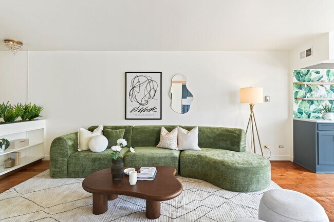 Building Photo - Stunning 2BD/2BA Condo Located in the hear...