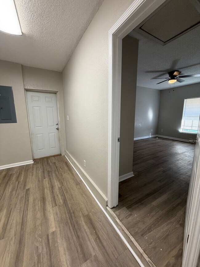 Building Photo - Updated 3BR/2BA Near Parks, Golf, Shopping, and the St. Marks Trail