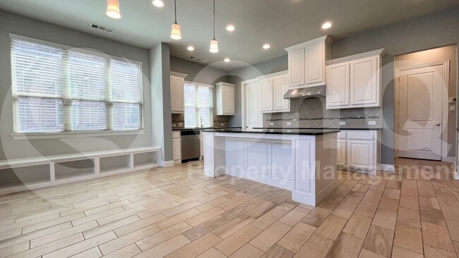 Building Photo - 7005 Golf Club Dr