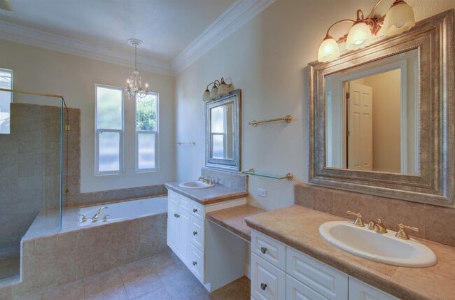 Building Photo - 1087 Loyola Ave