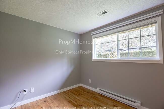 Building Photo - Charming Three Bedroom Awaits in West Linn!