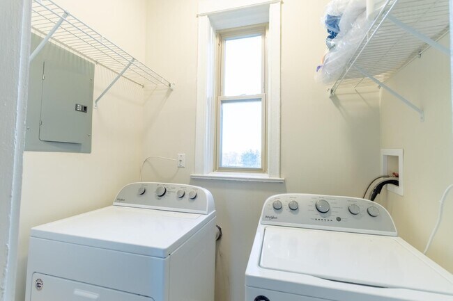 Building Photo - 5536 S King Dr