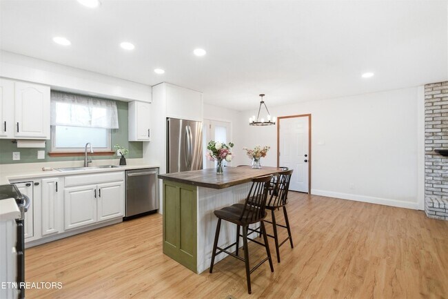 Building Photo - 1501 Woodbury Ct