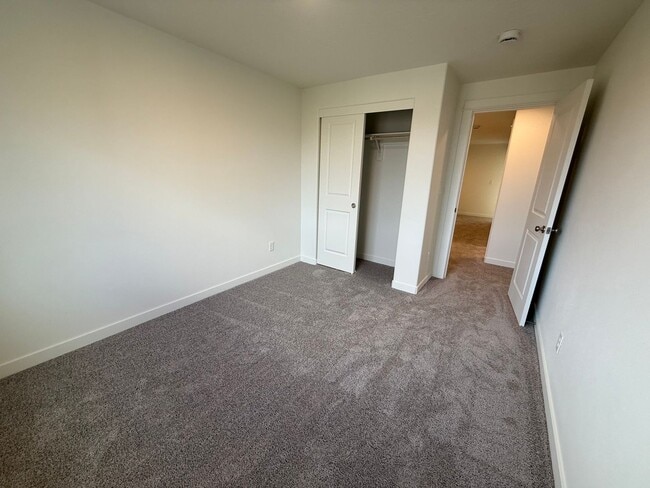 Building Photo - Brand New Stunning 3 Bed/2.5 Bath Townhous...