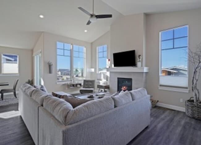 Building Photo - Gorgeous Single Level Home with Mountain V...