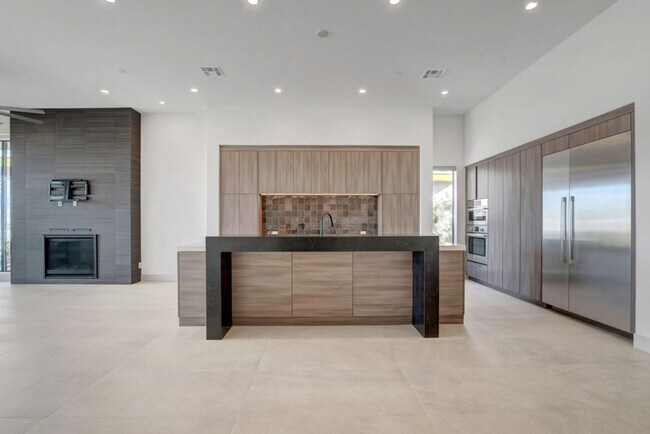 Building Photo - MacDonald Highlands Beauty With Awesome Views