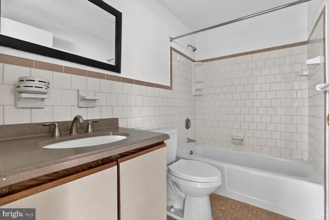 Building Photo - 5 Warren Lodge Ct