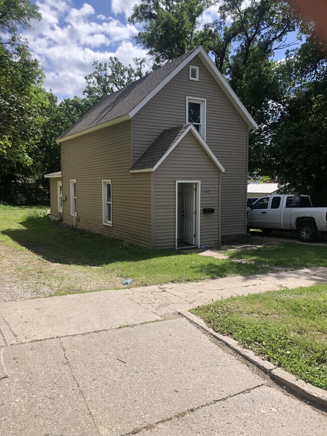 Building Photo - 729 W Cavour Ave