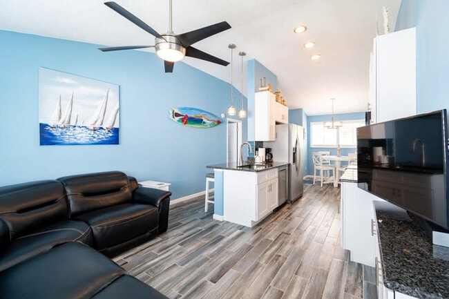 Building Photo - 516 Beach Park Ln