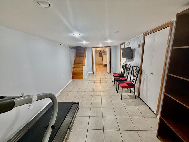 Building Photo - SPACIOUS & MODERN 3 BED/1.5 BA HOUSE w/ Central AC-HARDWOOD Flooring-WASHER/DRYER & Rear PATIO in...