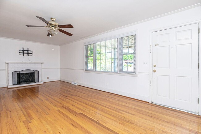 Building Photo - Beautiful rental full of character and charm located in The Avenues of Cayce! Close to USC!