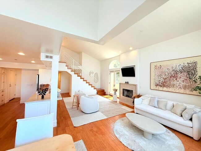 Building Photo - Sophisticated Bright & Spacious Furnished ...