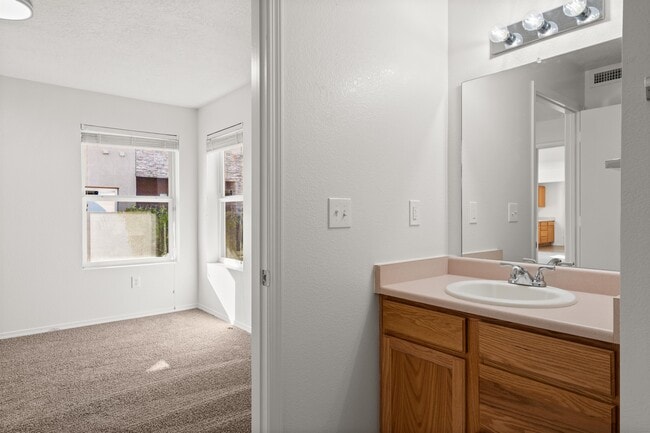 Building Photo - 11040 Vistazo Pl SE