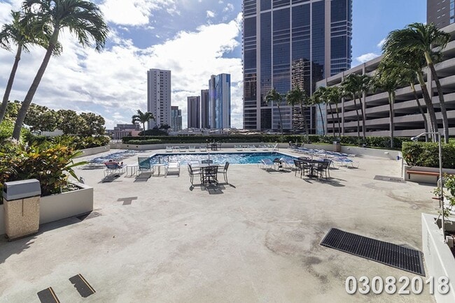 Building Photo - $3,500 / 2br - 896ft2 - Renovated and Modern 2BR/2BA/1PKG unit in the Royal Capito