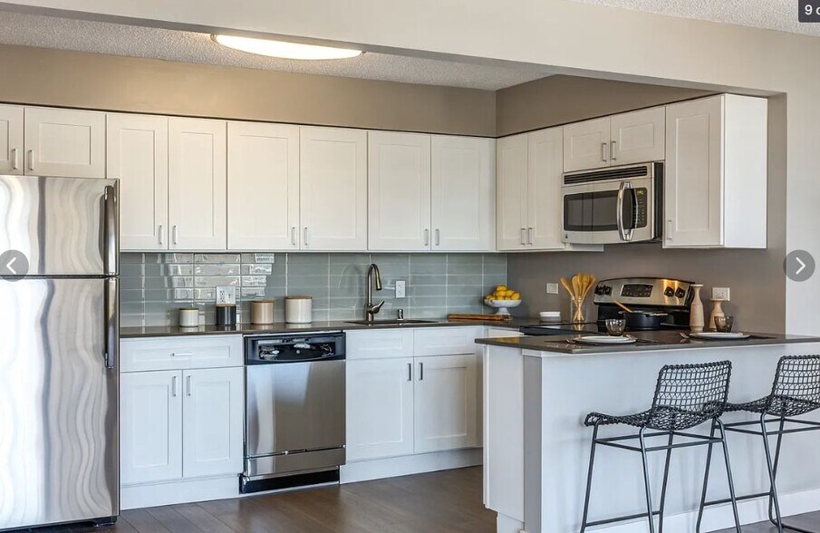 Building Photo - 2555 N Clark St