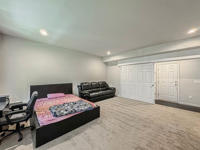 Building Photo - Stunning and Spacious 4 Bed 3.5 Bath End Unit Townhome In Highly Desired Goose Creek Club