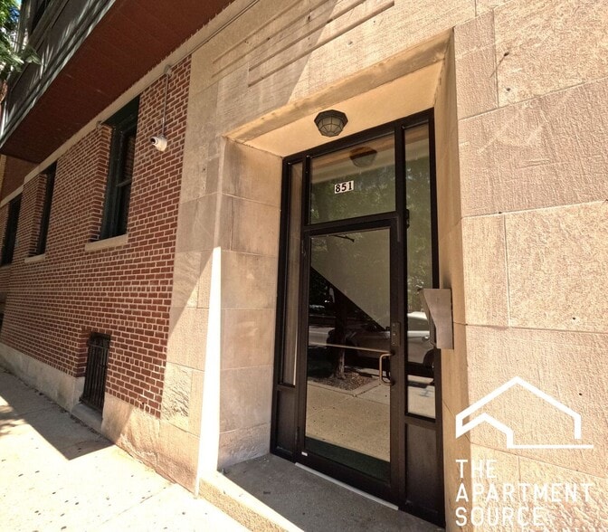 Building Photo - 851 N La Salle Dr