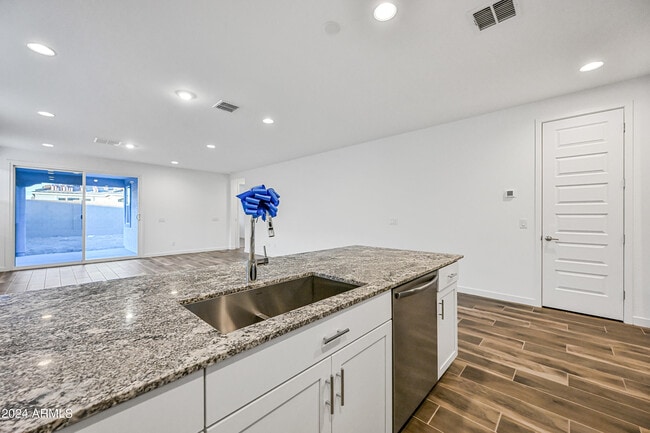 Building Photo - 7574 W Jackrabbit Ln