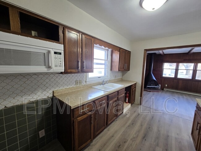 Building Photo - 1147 Bourland Ave