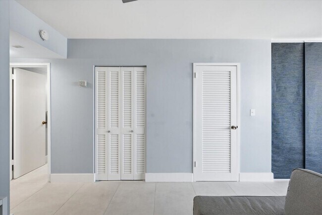 Building Photo - 2899 Collins Ave