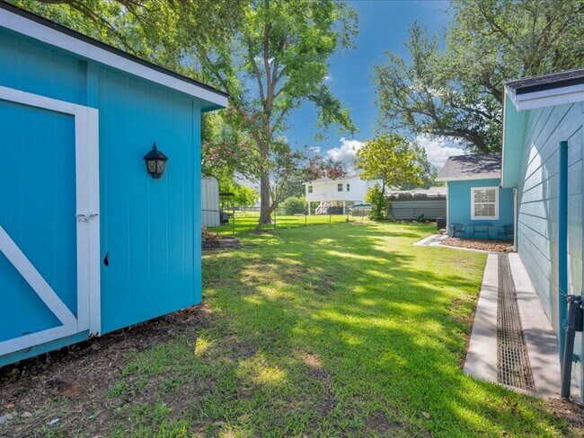 Building Photo - 683 Water View Dr