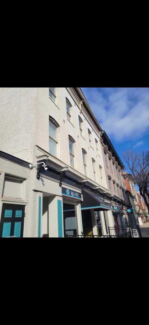 Primary Photo - 137 N Market St