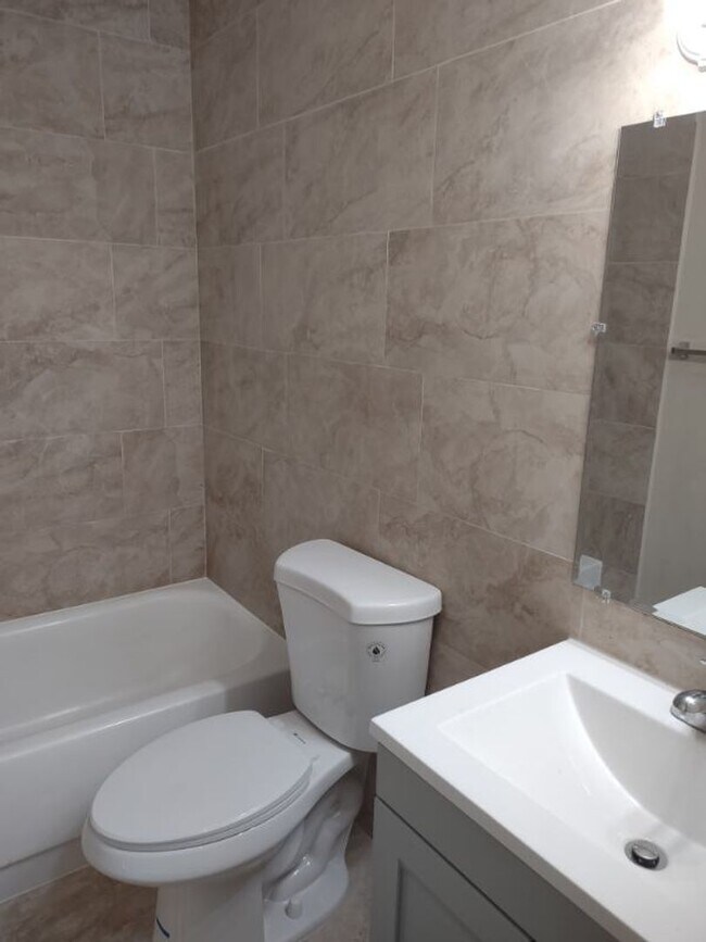 Building Photo - Refurbished 2bd Apartment in 4-Plex Building