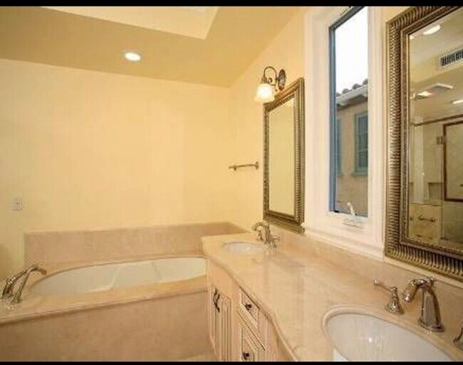 Building Photo - 1540 S Bentley Ave