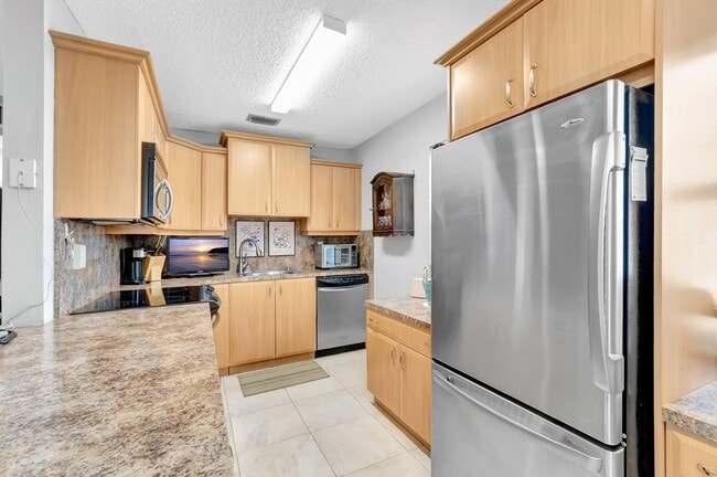 Building Photo - 422 Normandy Ln