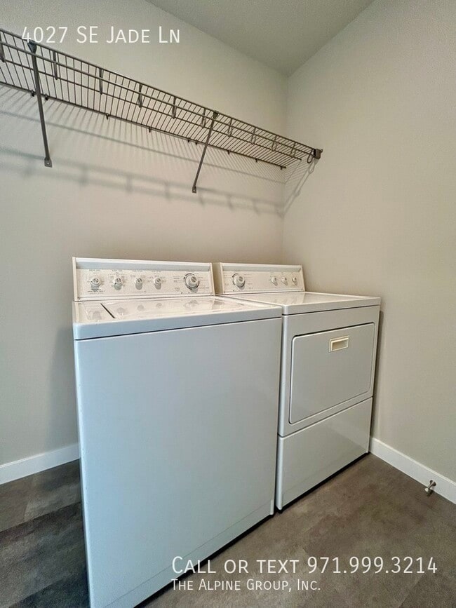 Building Photo - 4027 SE Jade Ln